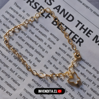 Pulsera enchapada en oro diseño eslabón ovalado con dije mariposa de nácar