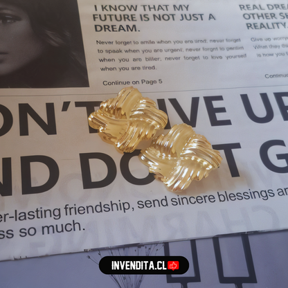 Aros enchapados en oro diseño cuadrado con relieves