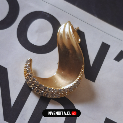 Aros enchapados en oro semi luna con hilera de circones