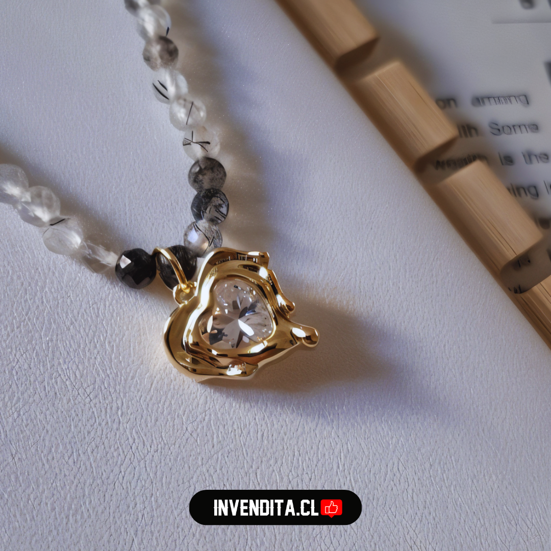 Collar enchapado en oro cristales grises y colgante corazón con gran circón