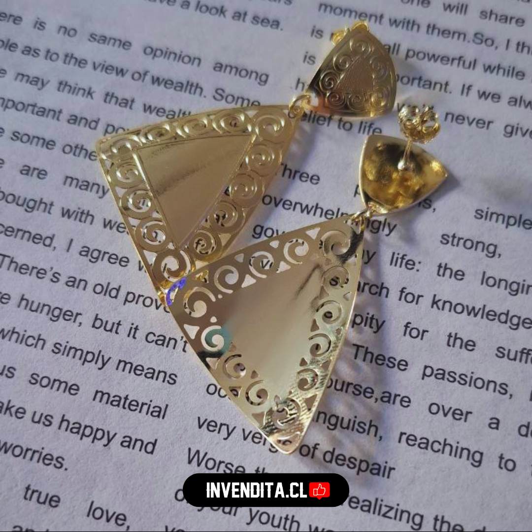 Aros enchapados en oro triangulo con detalles