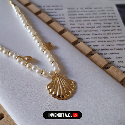 Collar enchapado en oro perlas de imitación con colgantes de concha y terminales dorados