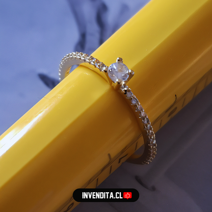 Anillo enchapado en oro circón solitario con banda de circones