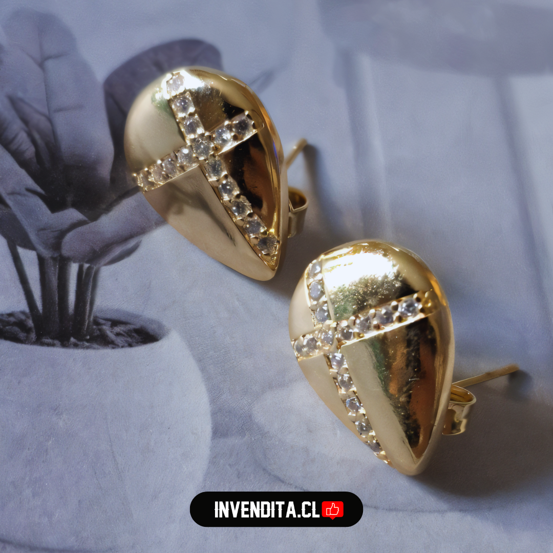 Aros enchapados en oro gota con cruz de circones