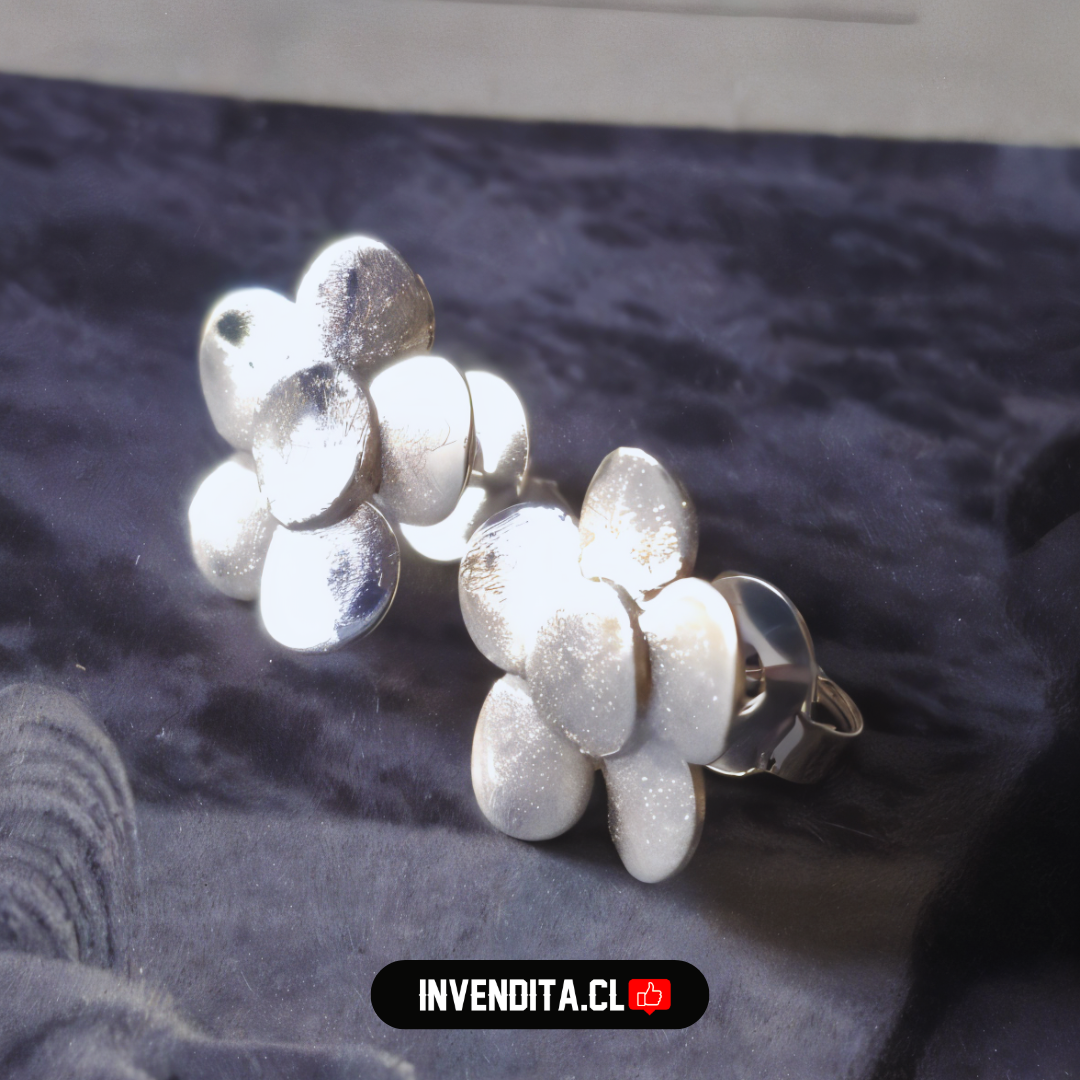 Aros enchapados en plata diseño flor satinada