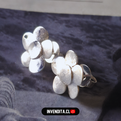 Aros enchapados en plata diseño flor satinada