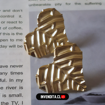 Aros enchapados en oro modelo corazón con relieve medios