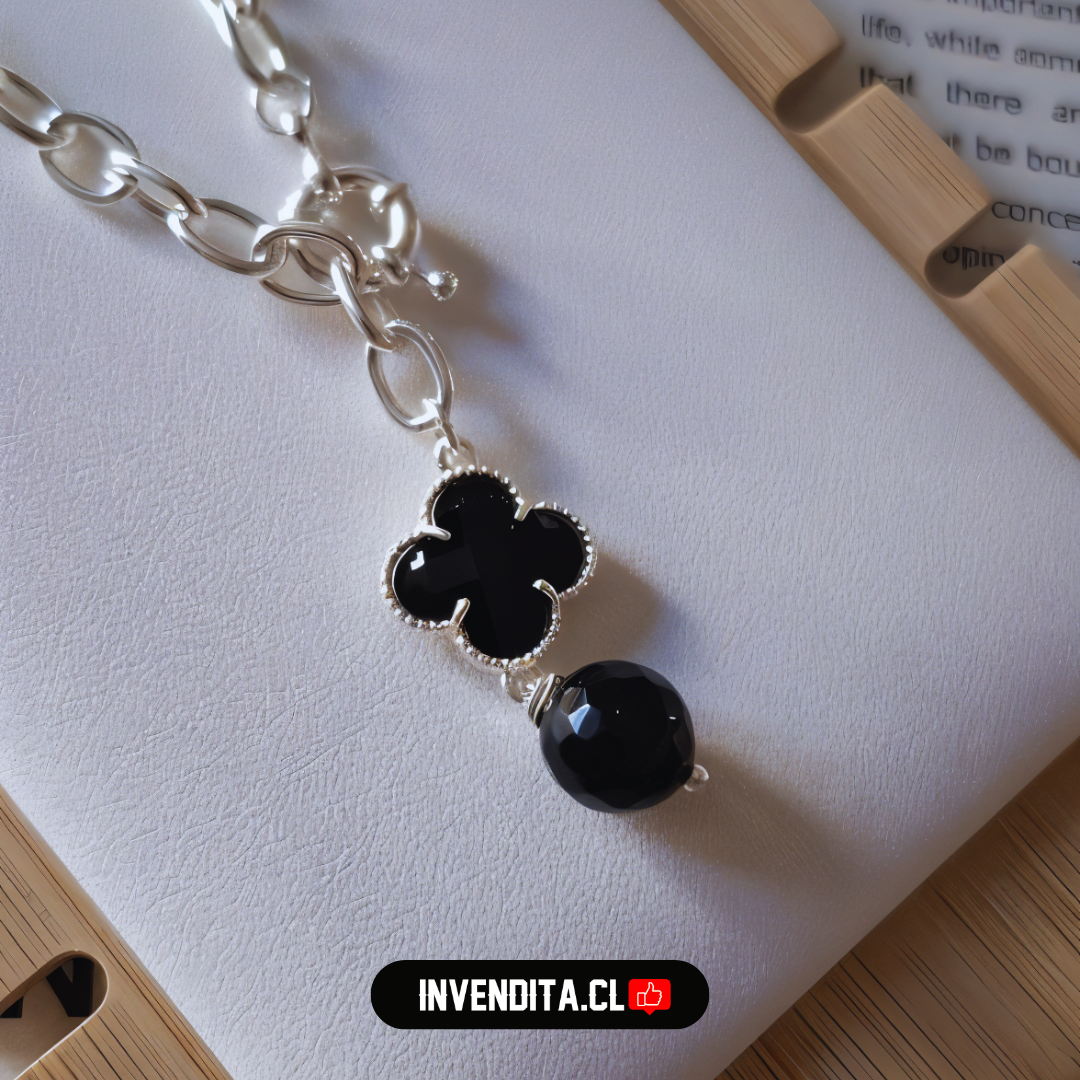 Collar enchapado en plata grandes eslabones con broche timón con flor y esfera de Ónix