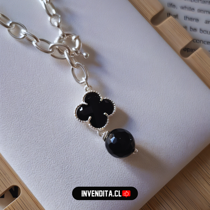 Collar enchapado en plata grandes eslabones con broche timón con flor y esfera de Ónix