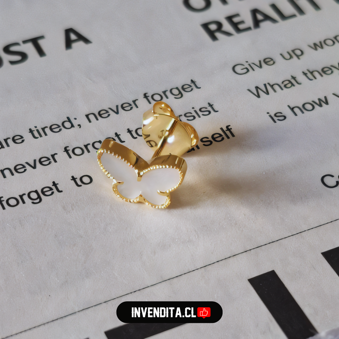 Aros enchapados en oro diseño mariposa placa color marfil