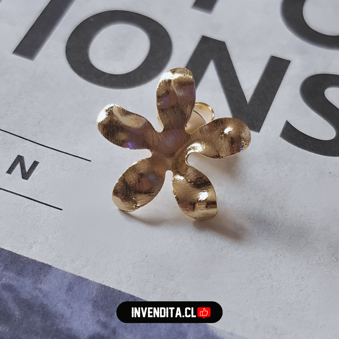 Aros enchapados en oro flor irregular satinada