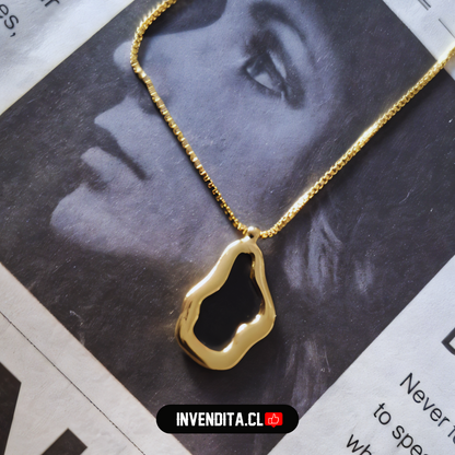 Collar enchapado en oro diseño irregular con esmaltado negro