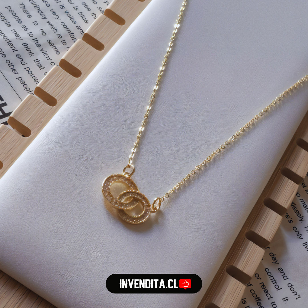 Collar enchapado en oro argollas cruzadas con circones