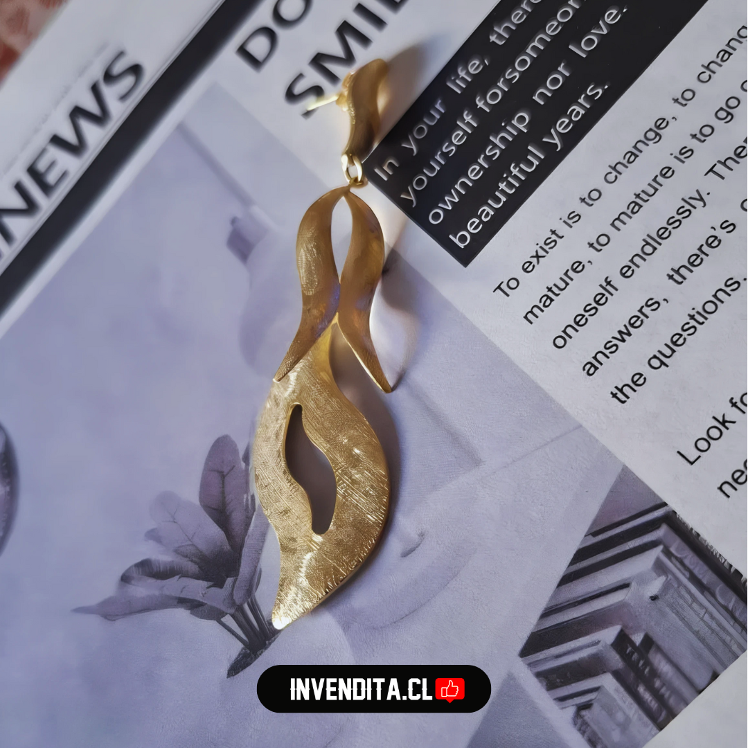 Aros enchapados en oro modelo copihue y hojas