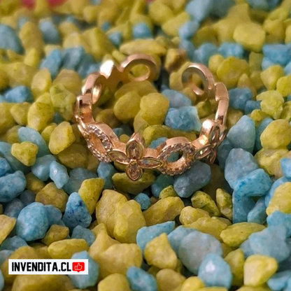 Anillo enchapado en oro abierto flores y circulos con circones