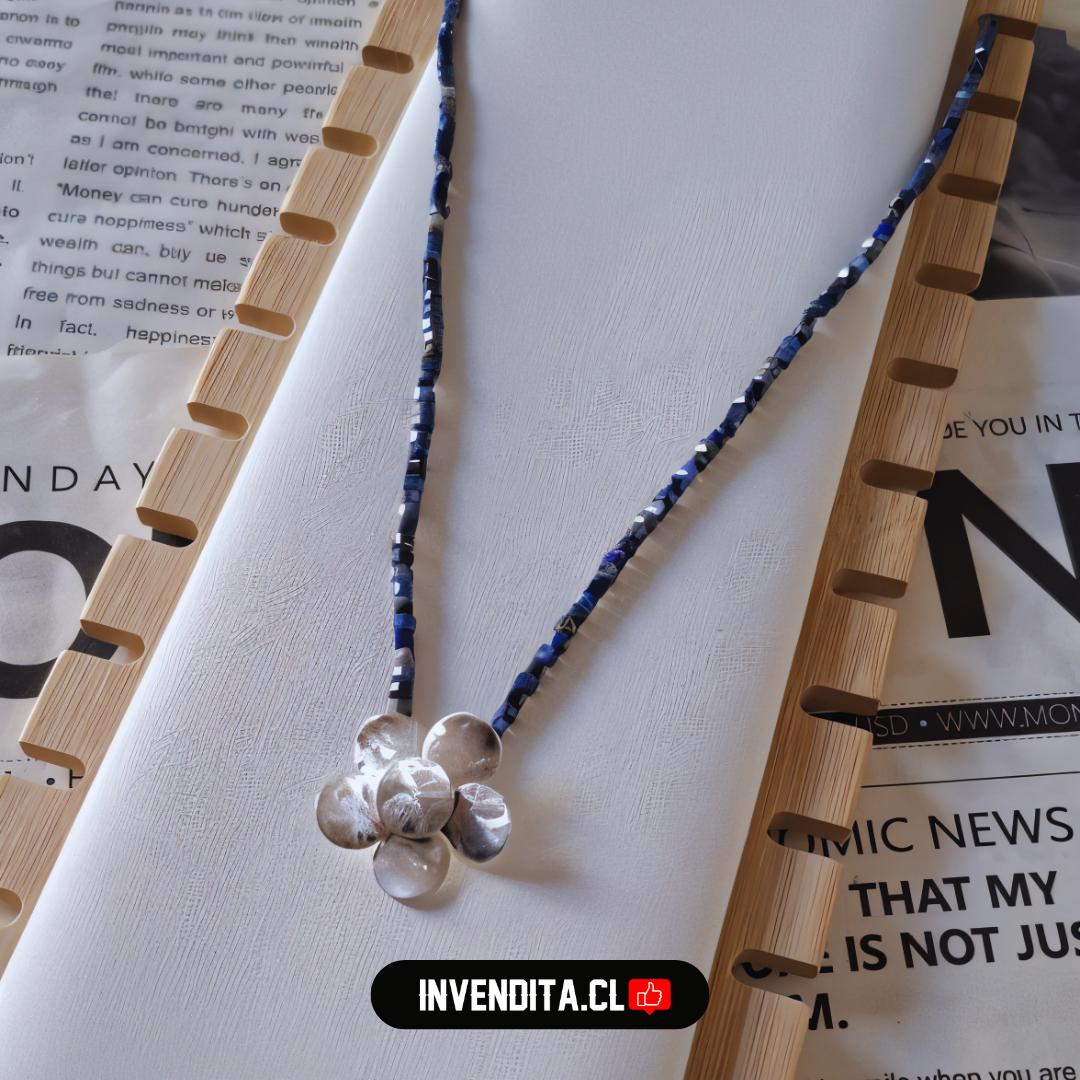 Collar enchapado en plata diseño flor de pétalos satinada con Lapislázuli