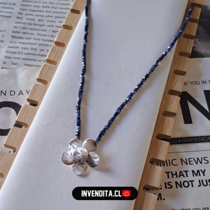 Collar enchapado en plata diseño flor de pétalos satinada con Lapislázuli