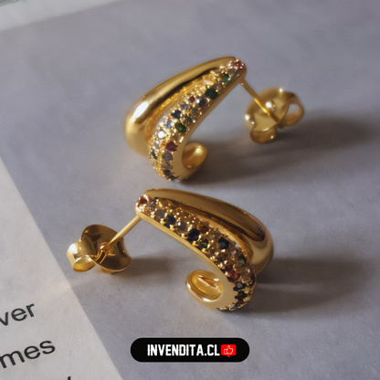Aros enchapados en oro estilo en V con banda de circones de colores