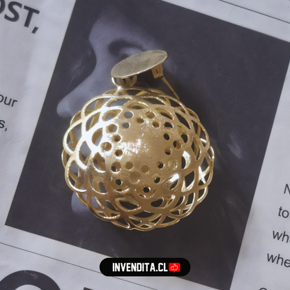 Aros enchapados en oro gota de bola con diseño calado
