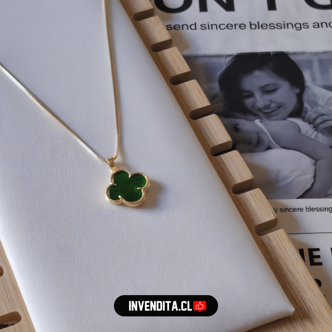 Collar enchapado en oro colgante de flor verde