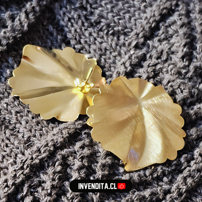 Aros enchapados en oro diseño hoja satinada