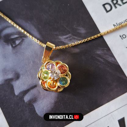 Collar enchapado en oro diseño flor con pétalos de circones de colores