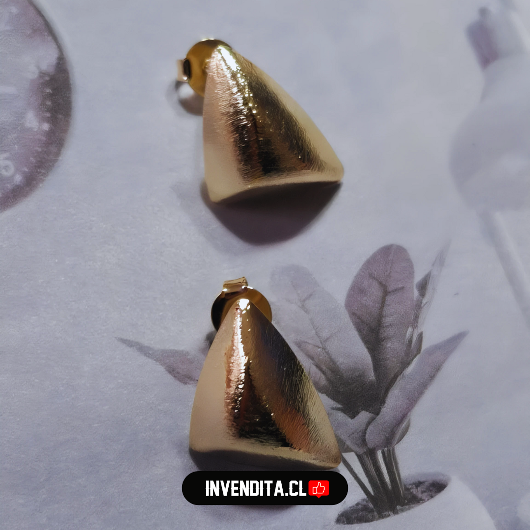 Aros enchapados en oro diseño triangulo satinado