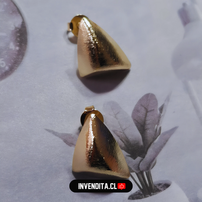 Aros enchapados en oro diseño triangulo satinado