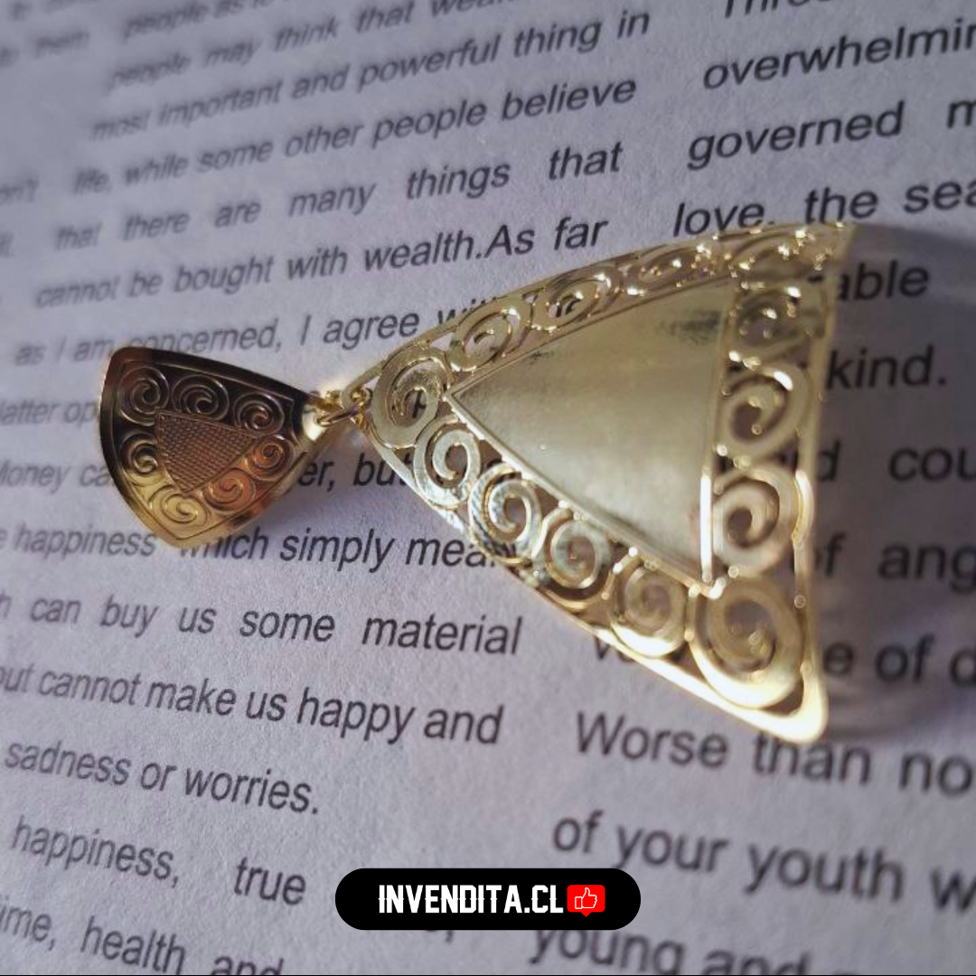 Aros enchapados en oro triangulo con detalles
