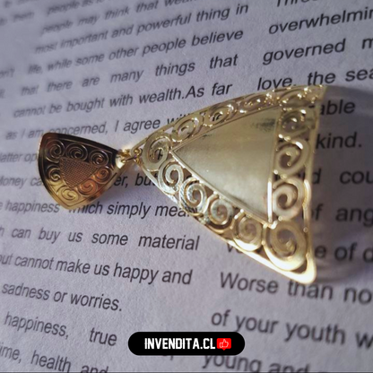 Aros enchapados en oro triangulo con detalles