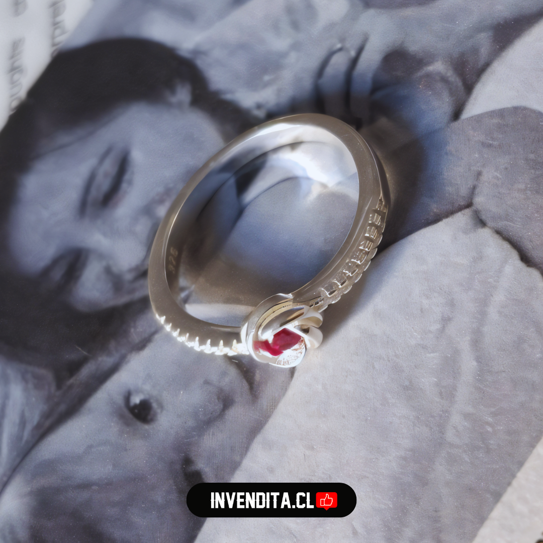 Anillo de plata 925 diseño nudo con circón rubí y bordes con circones