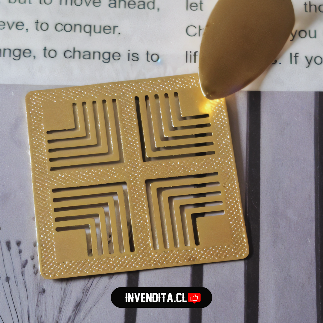 Aros enchapados en oro hoja y cuadrado con flechas en detalle