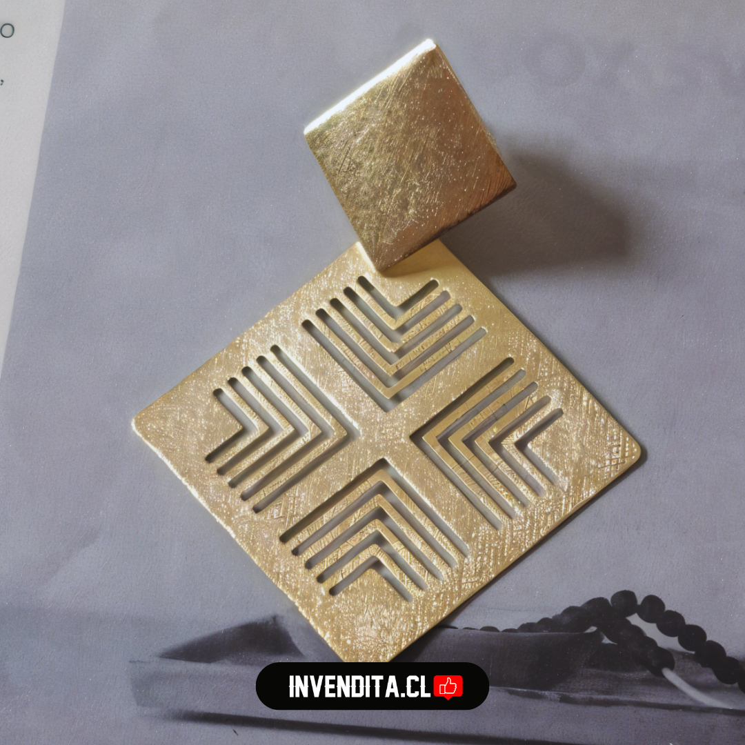 Aros enchapados en oro cuadrados con flechas en detalle