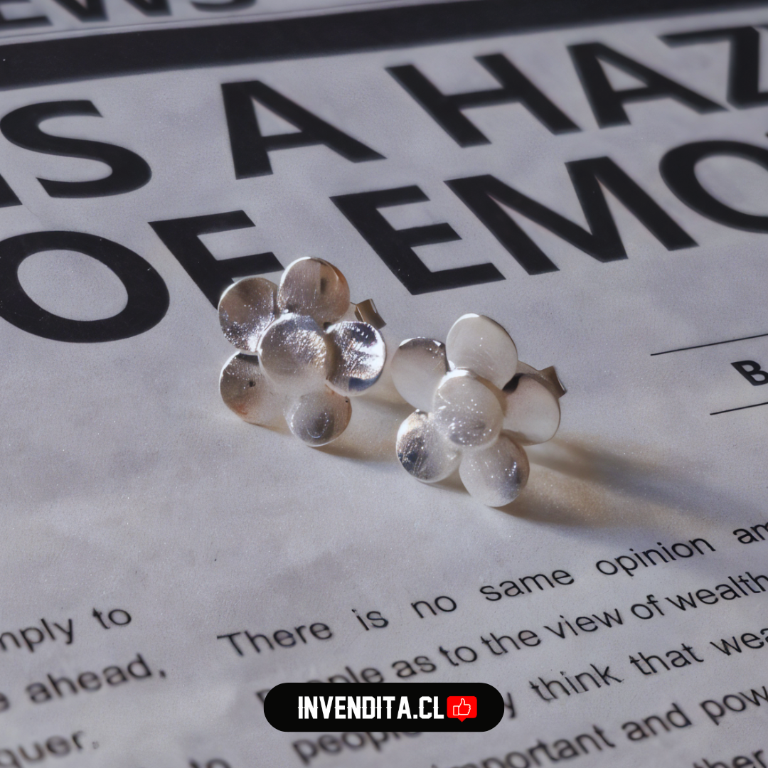 Aros enchapados en plata diseño flor satinada