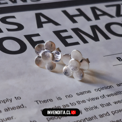 Aros enchapados en plata diseño flor satinada