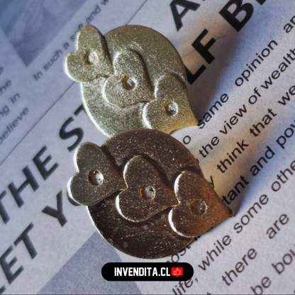 Aros enchapados en oro tres corazones con placa lisa