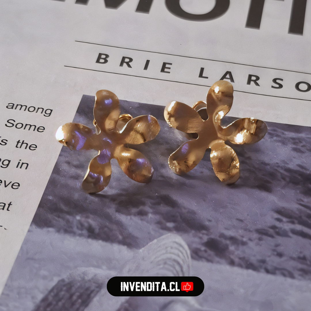 Aros enchapados en oro flor irregular satinada