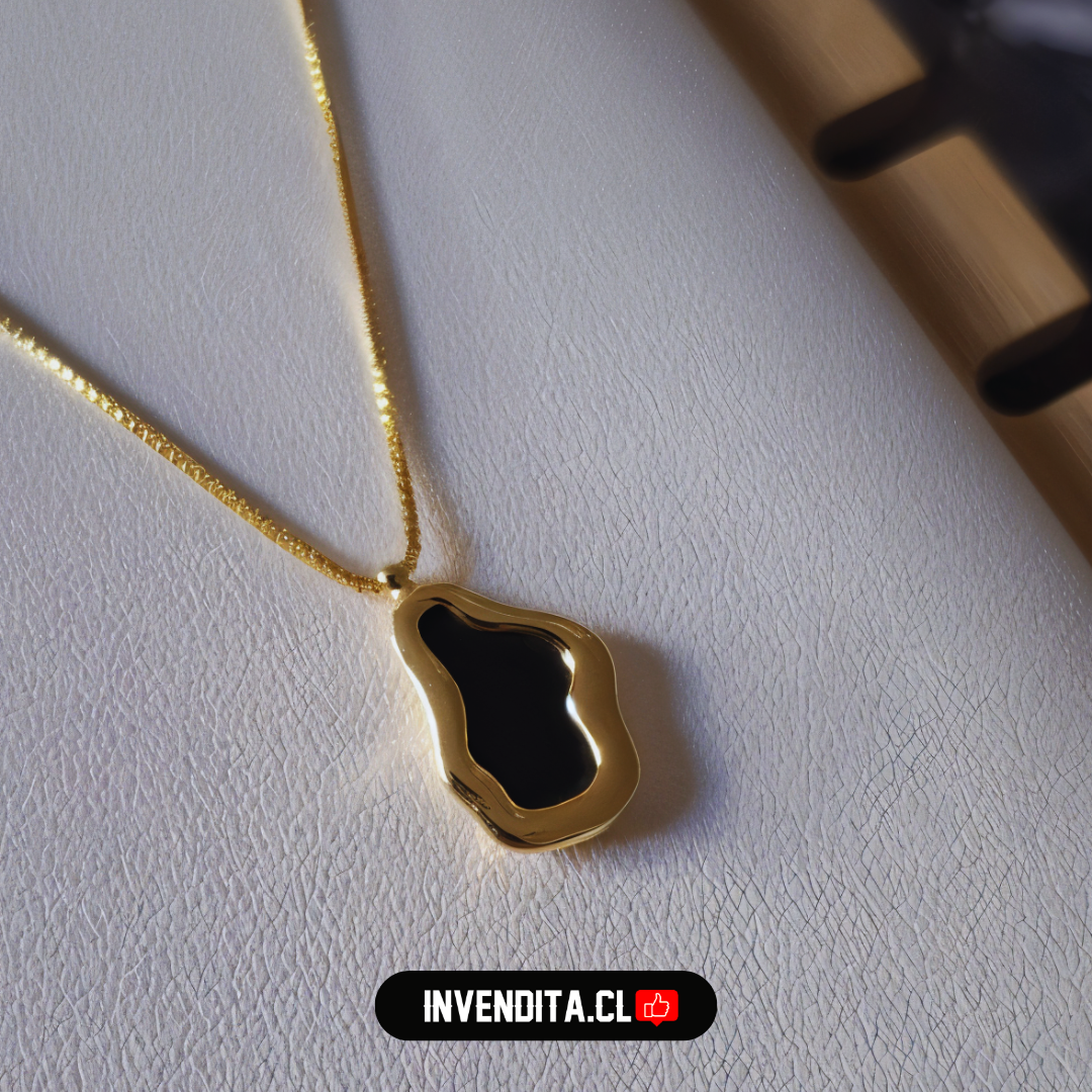Collar enchapado en oro diseño irregular con esmaltado negro
