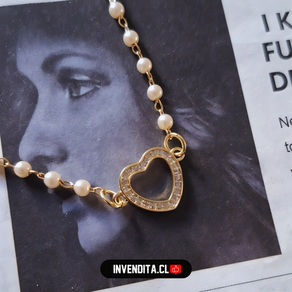 Collar enchapado en oro modelo pequeñas perlas con corazón de circones