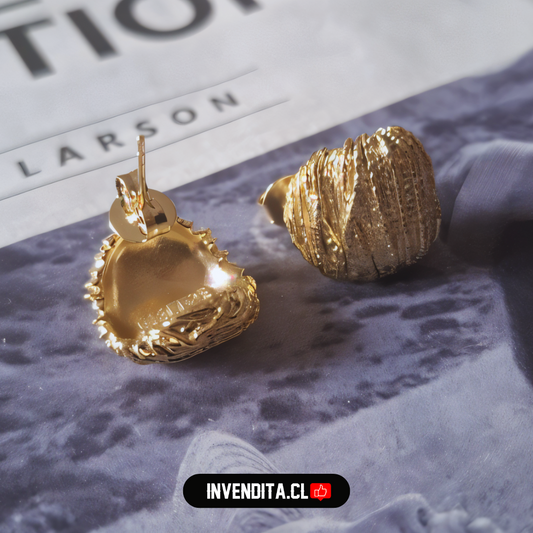 Aros enchapados en oro estilo placa con textura granulada