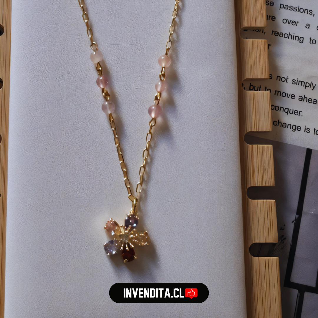 Collar enchapado en oro modelo flor de circones de colores con perlas rosadas