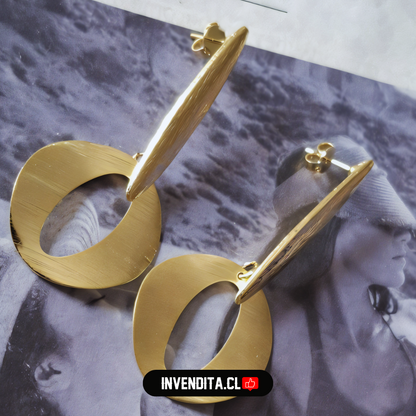 Aros enchapados en oro varilla larga con circulo irregular