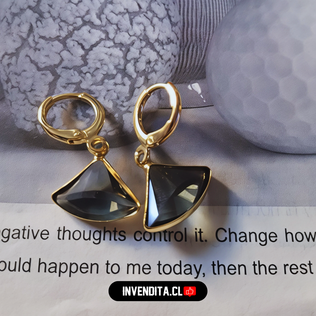 Aros enchapados en oro argolla con figura triangular de onix