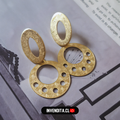 Aros enchapados en oro figuras redondeadas con grandes detalles