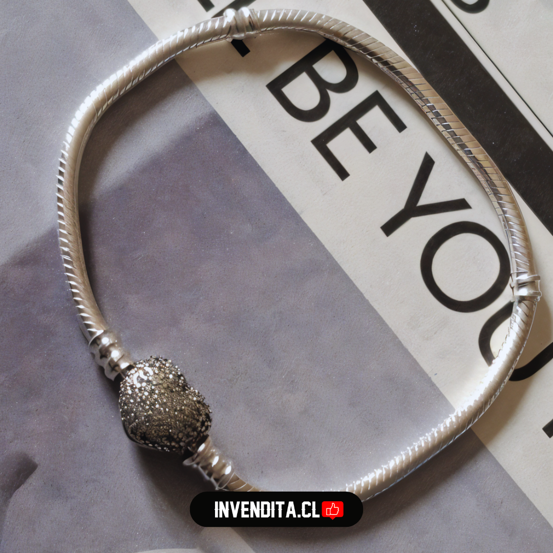 Pulsera estilo pandora de serpiente con broche de corazón centelleante