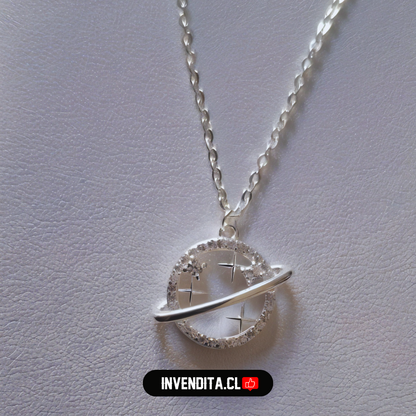 Collar de plata 925 diseño planeta con estrellas y circones