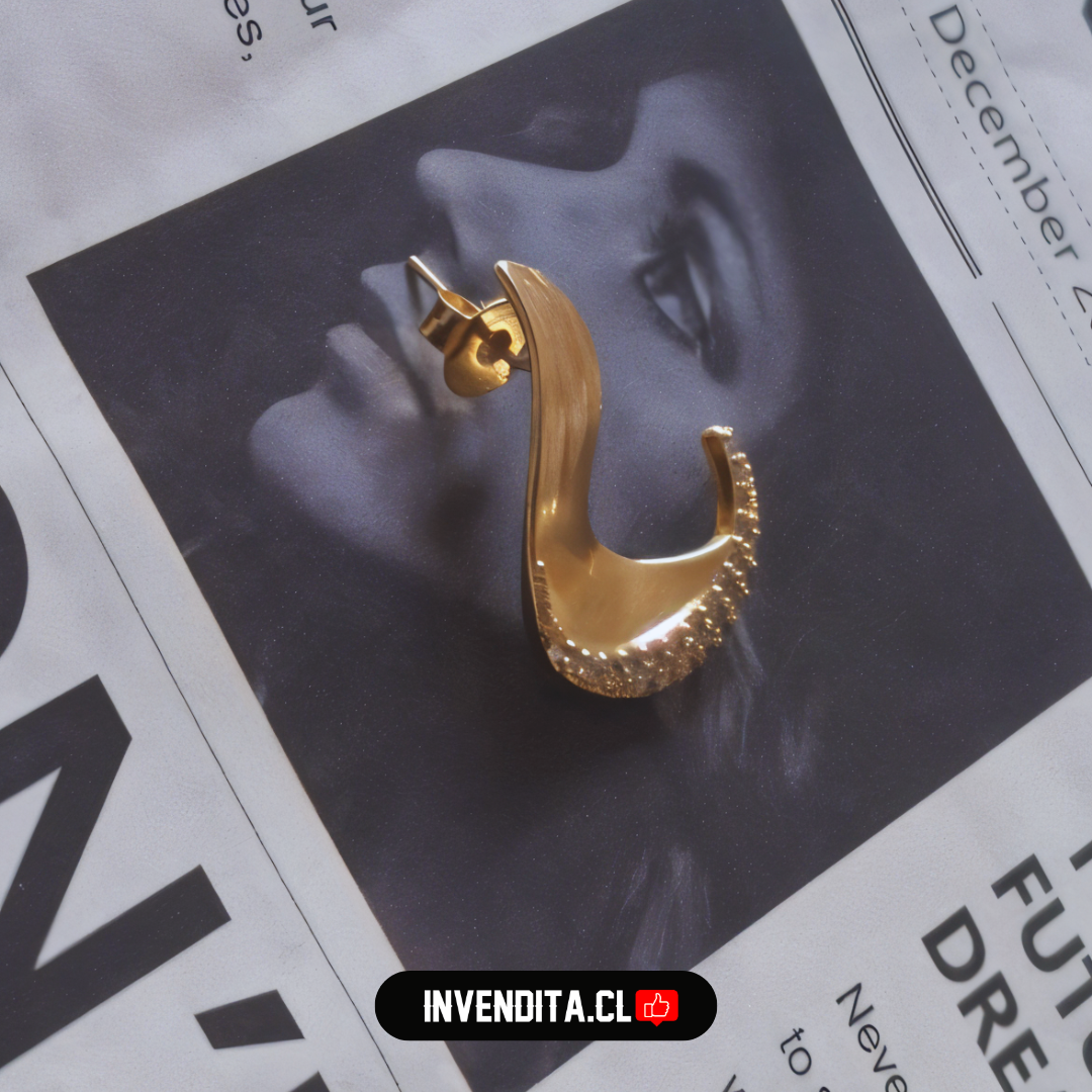 Aros enchapados en oro semi luna con hilera de circones