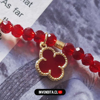 Pulsera enchapada en oro cristales rojos y dije de flor