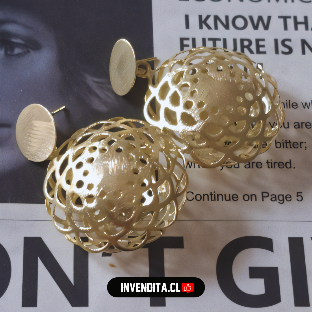 Aros enchapados en oro gota de bola con diseño calado