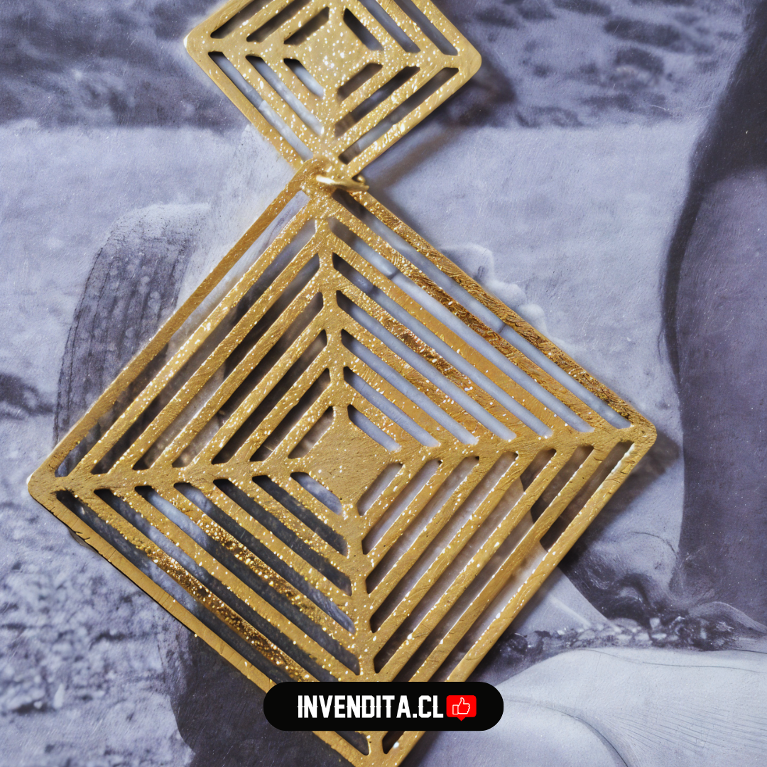 Aros enchapados en oro modelo geométricos